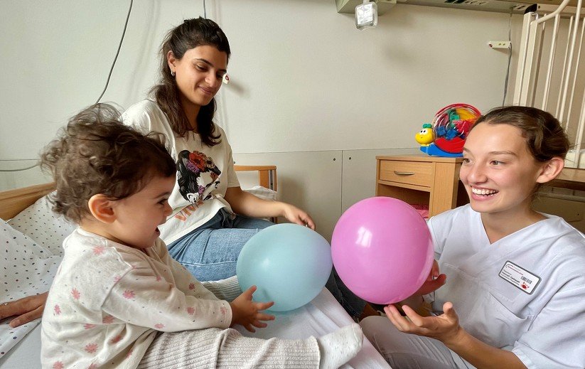 Hannah Gebauer mit ihrer kleinen Patientin Derin