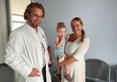 Dr. med. Lutz Schreiber mit der kleinen Mia und Mutter Christina Hegmans