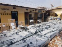 In Folie verpackte Pflegebetten und Inkubatoren stehen in einem Innenhof einer Klinik in Gambia