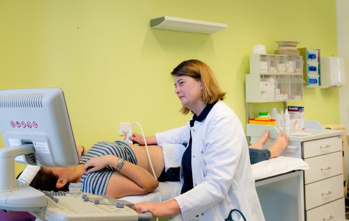 Dr. med. Christiane Schmidt-Blecher bei einer Ultraschallaufnahme