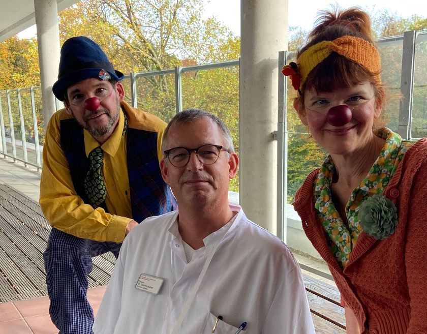 Die Clowns Wolke (li.) und Wilma mit dem Ärztlichen Direktor Dr. Gerrit Lautner.