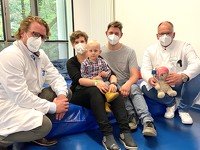 Kinderneurochirurg Dr. Lutz Schreiber (l) und Kinderintensivmediziner Dr. Frank Niemann (r) mit Casper, Lisa und Paul van den Linden.