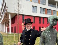 Schornsteinfeger Werner Lüdiger schenkte der Klinik zum Abschied eine Linde